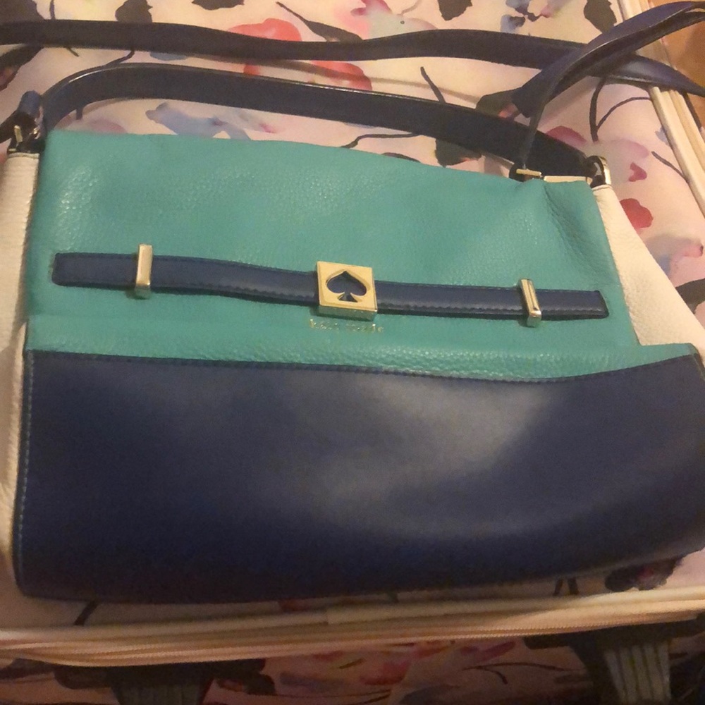 Color block crossbody 💙